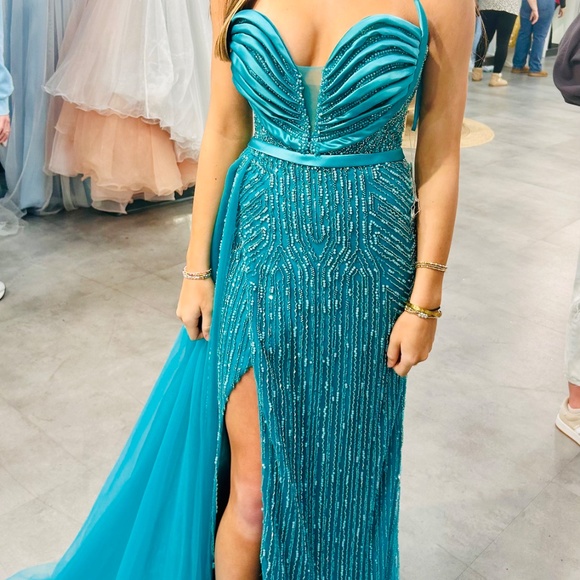 Beautiful emerald pageant dress TAGS STILL ON! - Picture 3 of 4